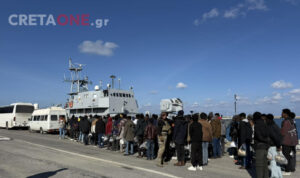 Επιχείρηση για την αποσυμφόρηση της Κρήτης: 218 μετανάστες μεταφέρονται από το Ηράκλειο σε δομές στη νησιωτική Ελλάδα (βίντεο και φωτό)