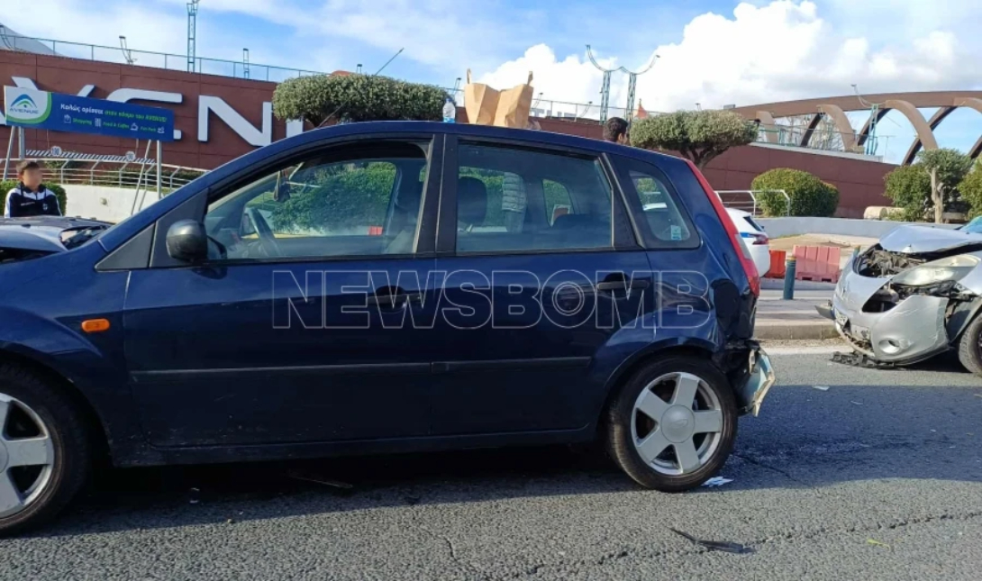 Καραμπόλα 3 αυτοκινήτων – Δείτε φωτογραφίες