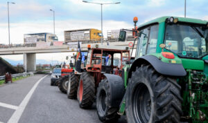 Χριστούγεννα στα μπλόκα για τους αγρότες – Μοιράζουν μήλα και λάδι στα αυτοκίνητα