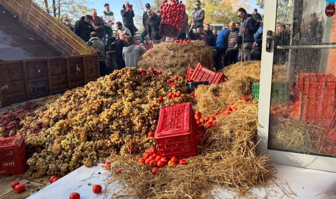 Καβάλα: Αγρότες πέταξαν ντομάτες, σταφύλια και άχυρα έξω από την Περιφέρεια (βίντεο)