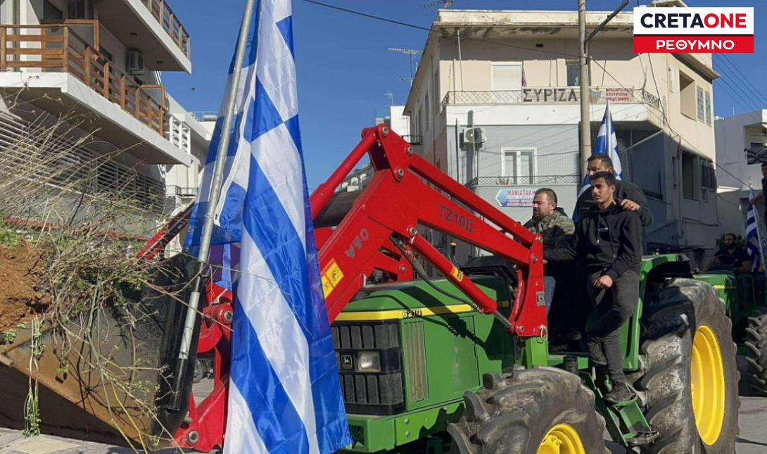Ούτε βήμα πίσω οι αγρότες: Πέταξαν άχυρα έξω από το γραφείο του Γιάννη Κεφαλογιάννη στο Ρέθυμνο