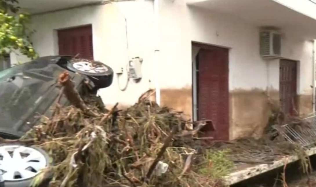 Βιβλικές καταστροφές στο Γύθειο: Βούλιαξε στη λάσπη ο Πλάτανος – Βγήκαν στις ταράτσες για να σωθούν οι κάτοικοι