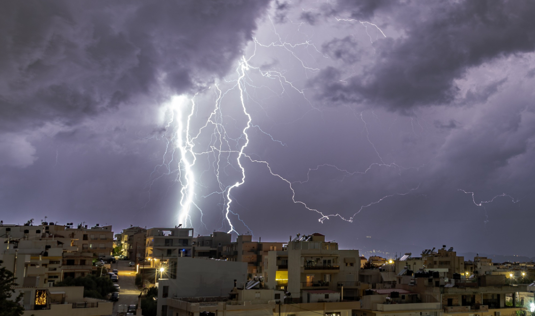 Οι κεραυνοί έκαναν τη νύχτα μέρα στο Ηράκλειο – Δείτε τις εντυπωσιακές εικόνες