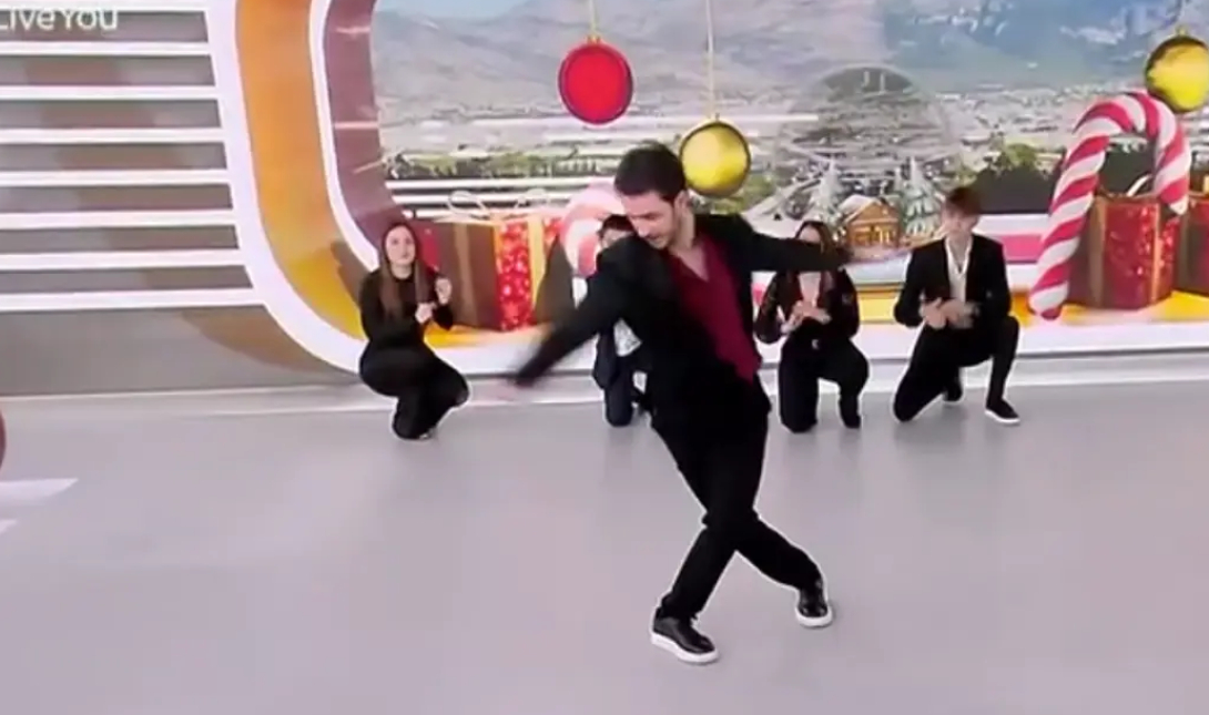 Το «Jingle Bells» έγινε… ζεϊμπέκικο – Δείτε το βίντεο