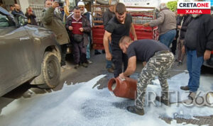 Χανιά: Έριξαν γάλα έξω από την εφορία οι κτηνοτρόφοι – Δείτε βίντεο και φωτογραφίες