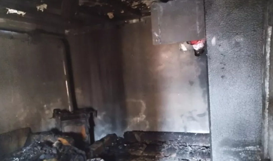 Φονική πυρκαγιά στη Ροδόπη: Για εμπρησμό από αμέλεια κατηγορείται η μητέρα νεκρού αγοριού