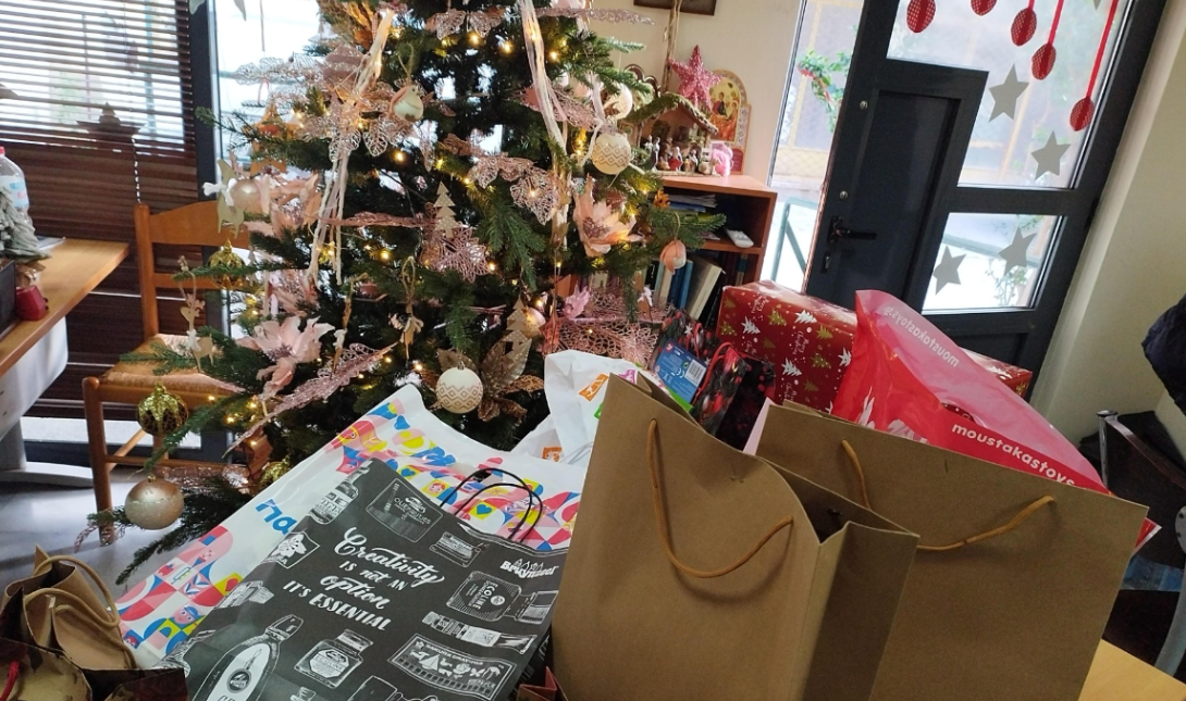 Ηράκλειο: Χριστουγεννιάτικα δώρα από το ΚΗΦΗ Αγίας Τριάδας στα παιδιά στην Παιδοαιματολογική κλινική