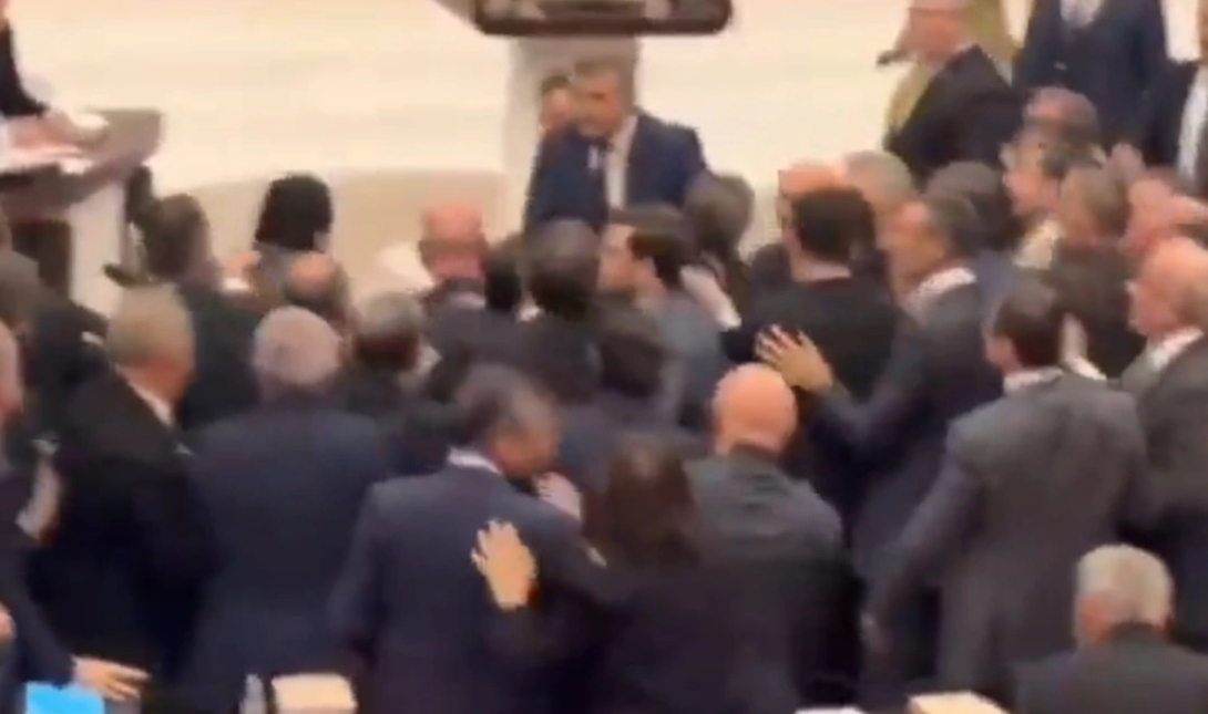 Έπεσαν μπουνιές στην τουρκική βουλή: Πιάστηκαν βουλευτές του κόμματος Ερντογάν με αυτούς της αντιπολίτευση – Δείτε βίντεο