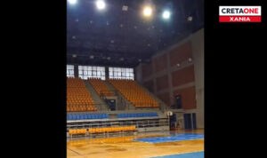 Εικόνες ντροπής στα Χανιά: «Πισίνα» το κλειστό γυμναστήριο του Κλαδισού από τη χθεσινή μπόρα