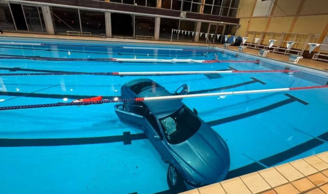Αντί για φρένο πάτησε γκάζι και βρέθηκε με την Jaguar στον πάτο της πισίνας – Δείτε βίντεο
