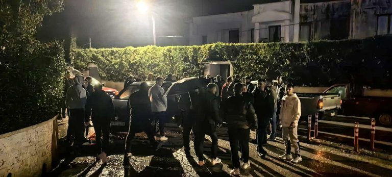 Προσπάθησε να «σπάσει» το μπλόκο των αγροτών – Χτύπησε αυτοκίνητα και παραλίγο να παρασύρει πεζούς!