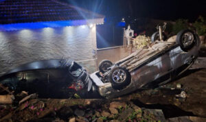 Αδιανόητο τροχαίο: ΙΧ τούμπαρε και προσγειώθηκε σε αυλή σπιτιού