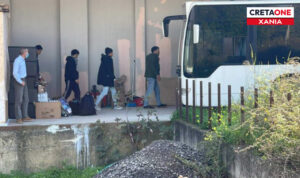 Χανιά: Επιχείρηση για την αποσυμφόρηση της Αγυιάς – Φεύγουν από τη λιμάνι της Σούδας οι μετανάστες (βίντεο)