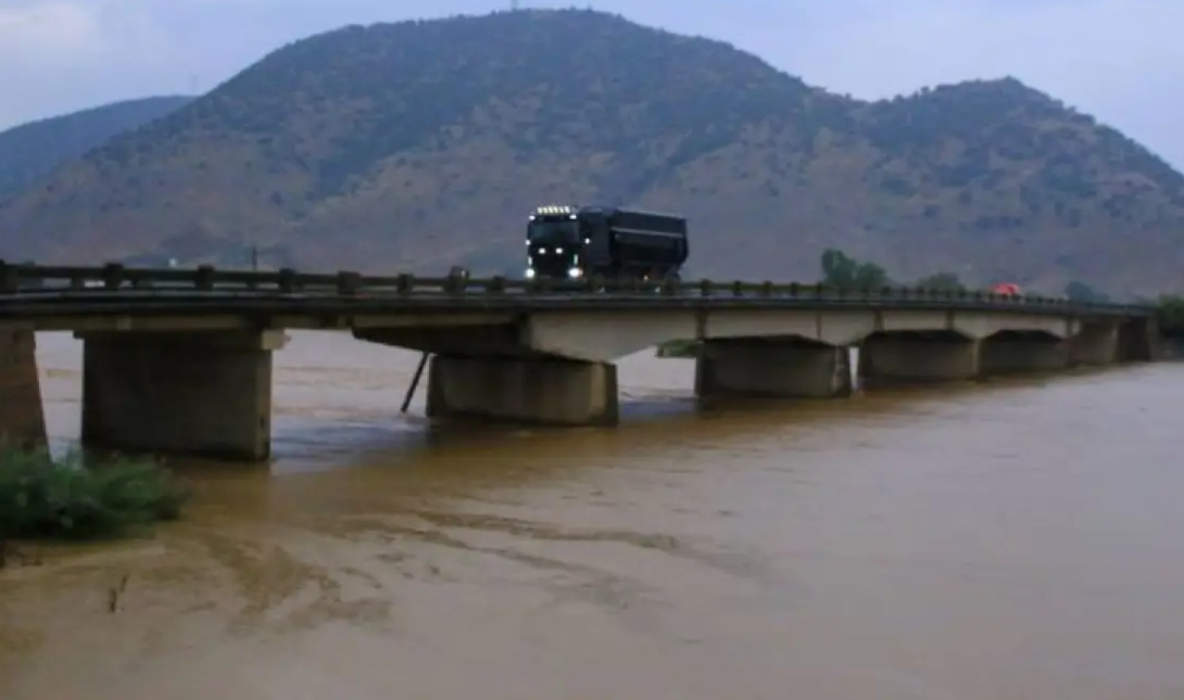 Κακοκαιρία Byron: Μήνυμα 112 στα Φάρσαλα – Υπερχείλησε ο ποταμός Ενιπέας