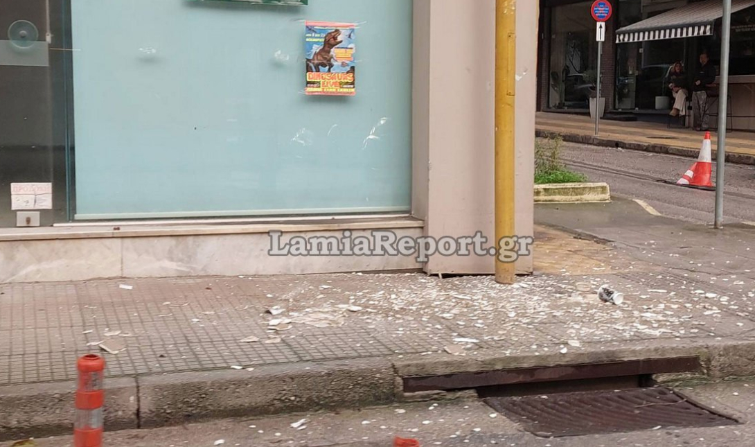 Του έπεσαν σοβάδες στο κεφάλι ενώ πήγαινε στη δουλειά του – Δείτε φωτογραφίες