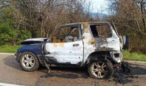 Τραγωδία: Άτομο βρέθηκε απανθρακωμένο μέσα σε αυτοκίνητο – Την ίδια ώρα καιγόταν και το σπίτι του – Δείτε εικόνες