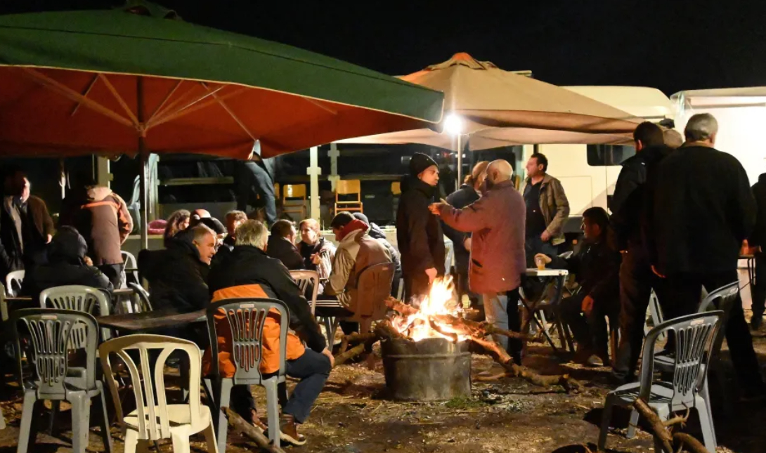 Ρεβεγιόν στα μπλόκα έκαναν οι αγρότες: Με μουσική, μεζέδες και τρακτέρ στην άκρη του δρόμου