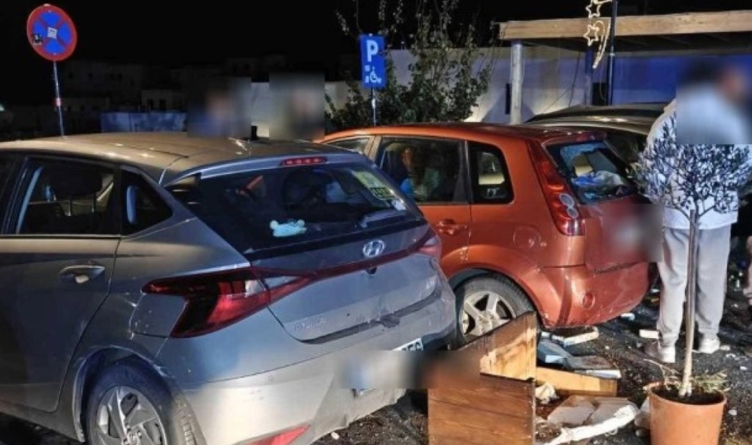 Πανικός στη Λίνδο: Της έφυγε το αμάξι στην κατηφόρα και πήρε σβάρνα σταθμευμένα Ι.Χ. – Δείτε βίντεο