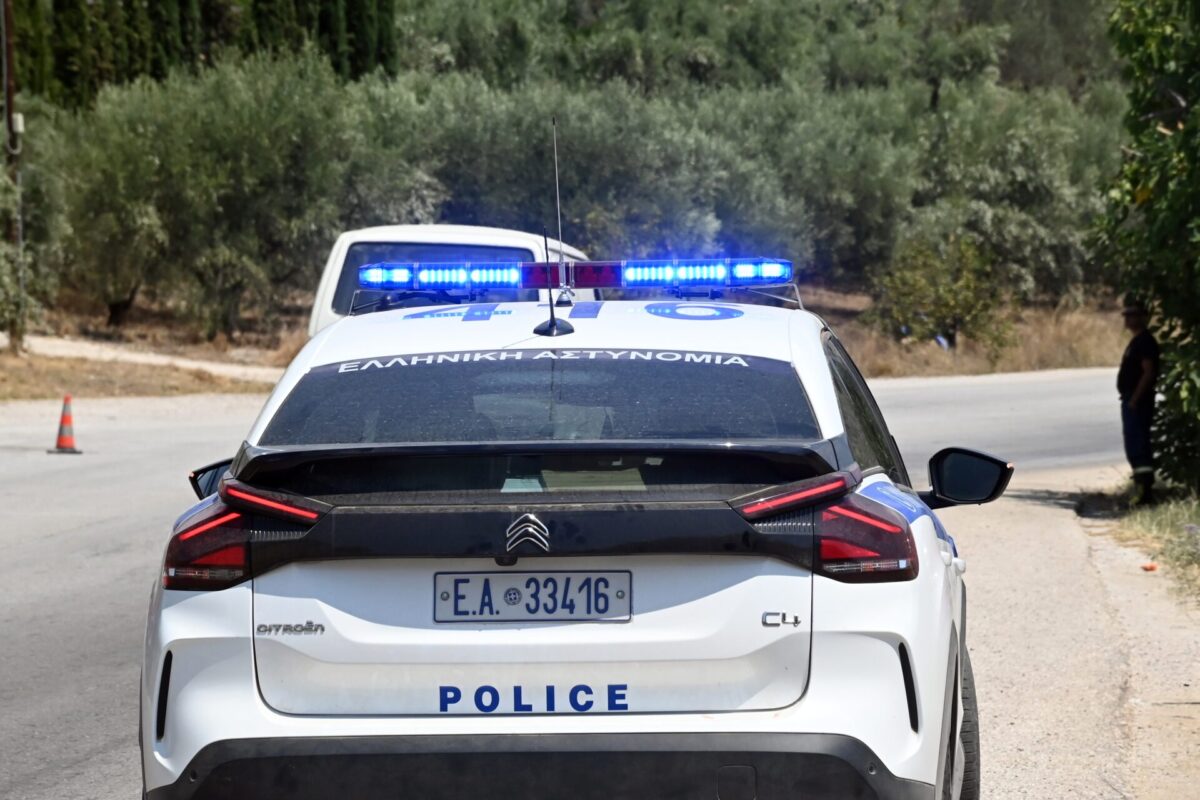 Ανήλικος έκλεψε τσάντα από περίπτερο – Ο πατέρας του χρησιμοποιήσε τις τραπεζικές κάρτες