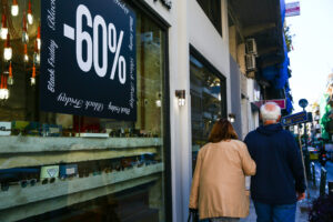 Αντίστροφη μέτρηση για τις χειμερινές εκπτώσεις: Πότε ξεκινούν και πόσο θα διαρκέσουν