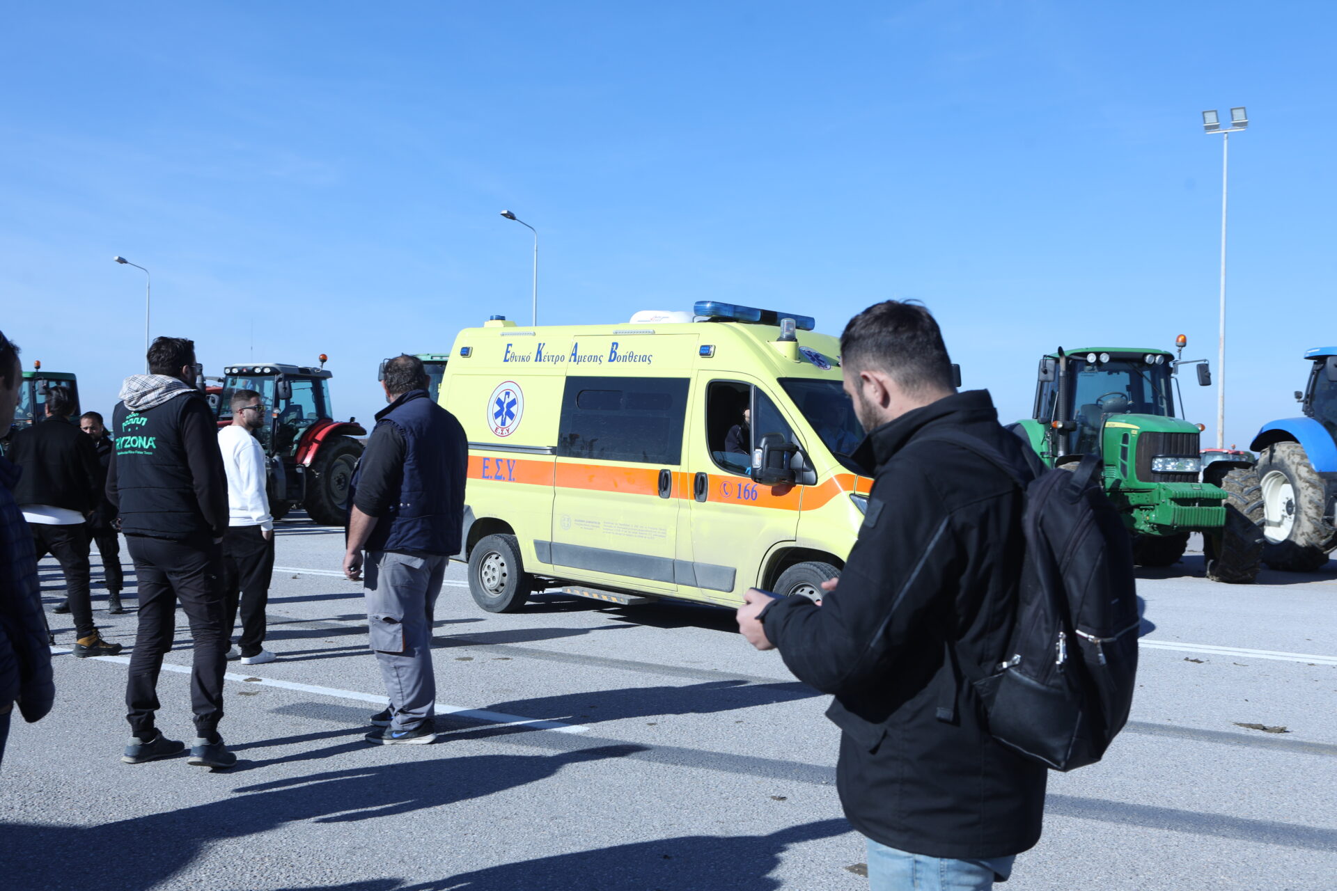 Άγρια αστυνομική βία καταγγέλλει αγρότης – «Αξιωματικός μού έβαλε το γόνατο στο λαιμό και με χτύπησε στα πλευρά»