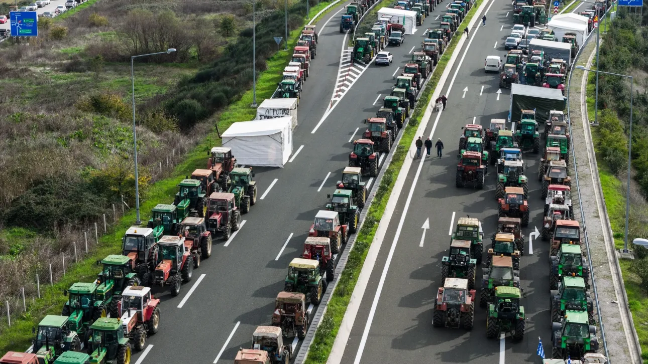 Κρίσιμες αποφάσεις στα μπλόκα για τους αγρότες: Σχεδιάζουν κλείσιμο σε τελωνεία, λιμάνια, αεροδρόμια
