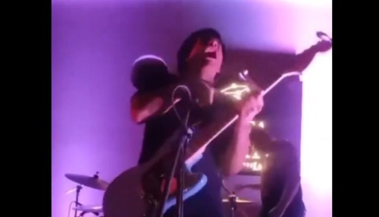 Τρόμος σε συναυλία: Τραγουδιστής υπέστη ηλεκτροπληξία από το μικρόφωνο (Βίντεο)