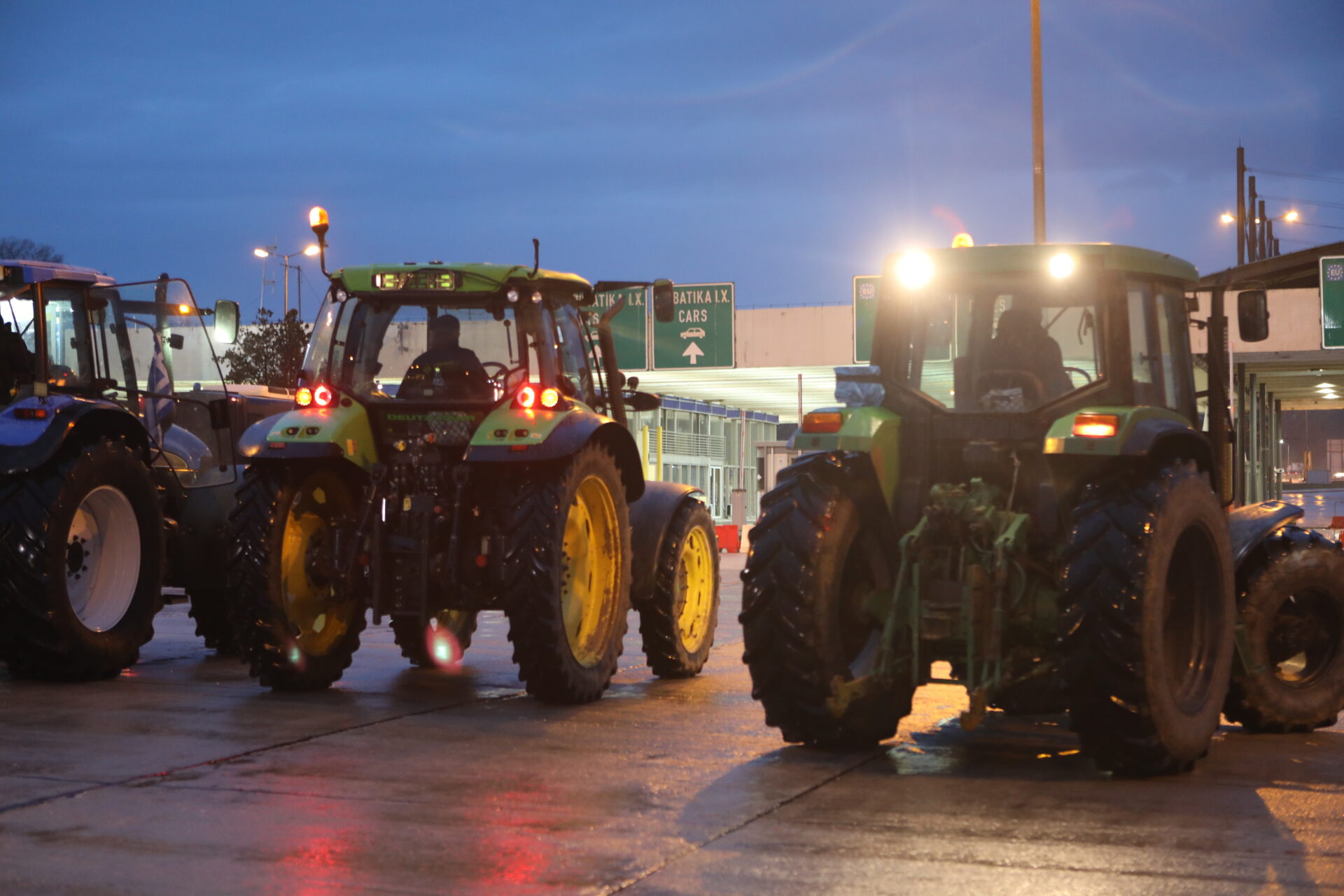 Σκληραίνουν τις κινητοποιήσεις οι αγρότες: Κλείνουν επ’ αόριστον τον Προμαχώνα για τα φορτηγά