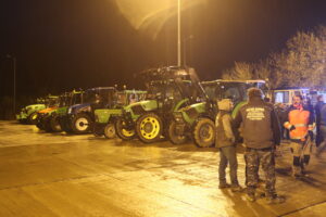 Αστυνομικός δεν άφησε αγρότη να περάσει και να πάει το άρρωστο παιδί του στο νοσοκομείο