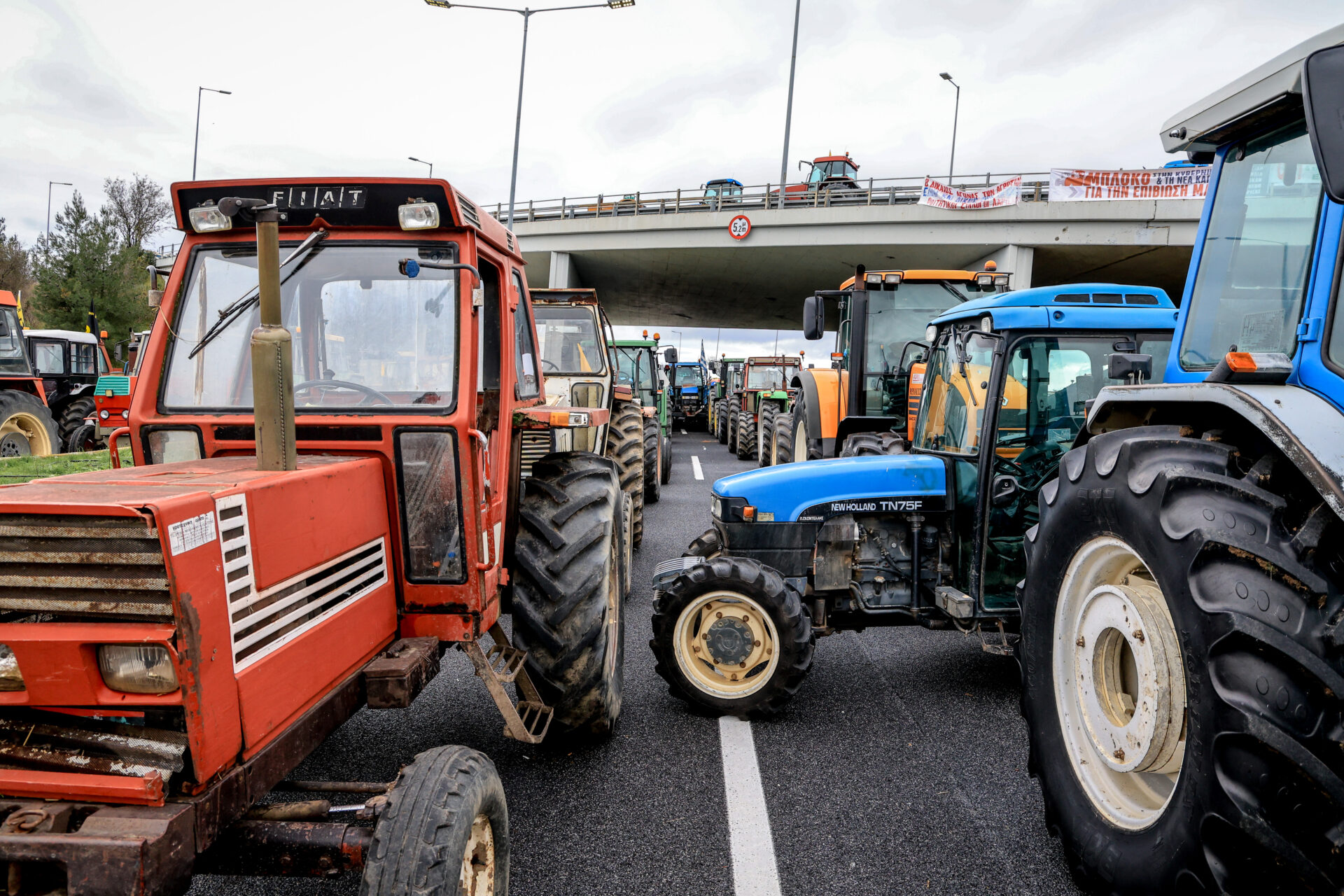 Μπλόκα αγροτών: Συνεχίζουν με αμείωτο ρυθμό τις κινητοποιήσεις τους στις Εθνικές Οδούς