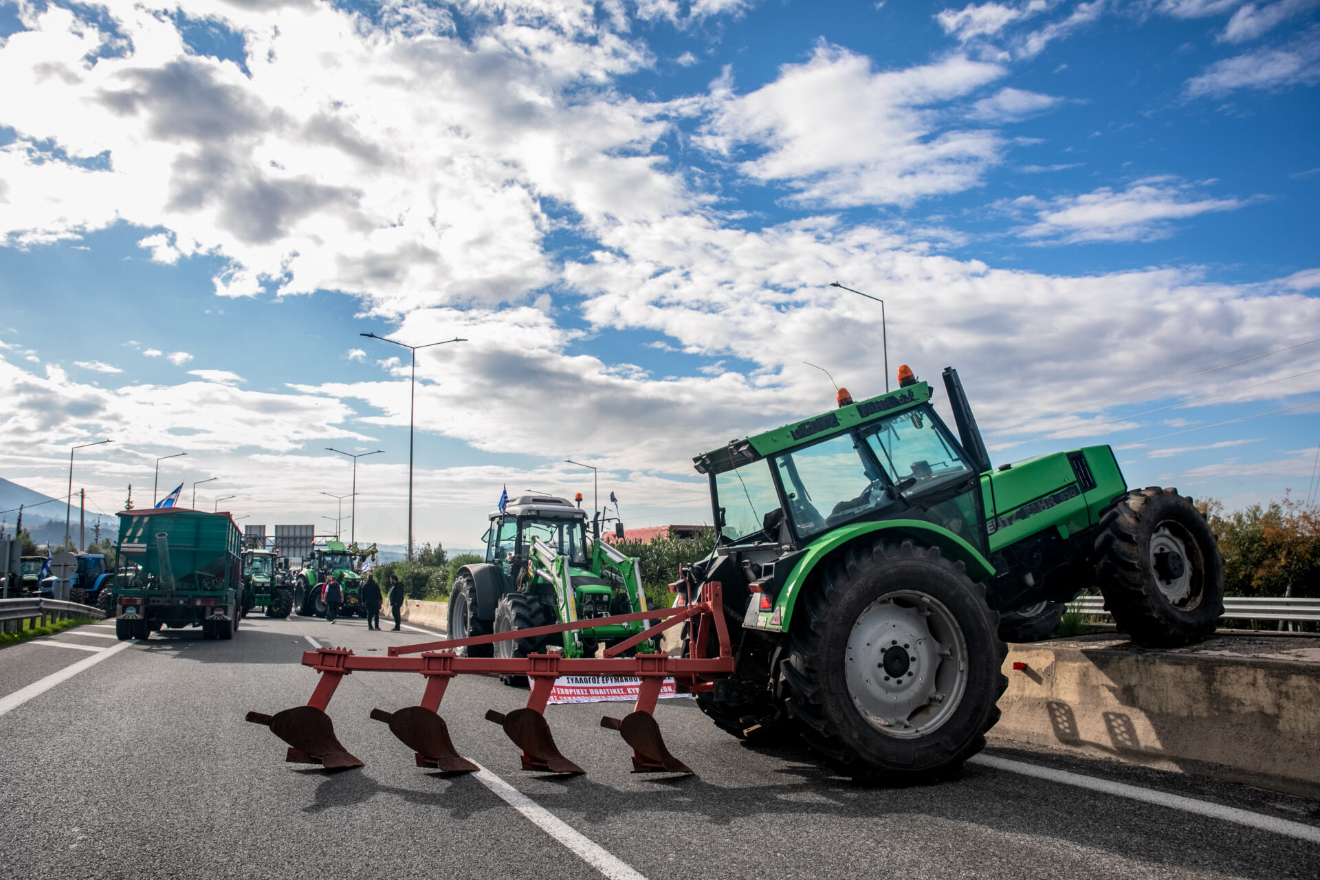 Αγροτικά μπλόκα στην Ελλάδα: Πόσο κοστίζουν στην οικονομία, πώς επηρεάζονται εμπόριο, βιομηχανία και τιμές