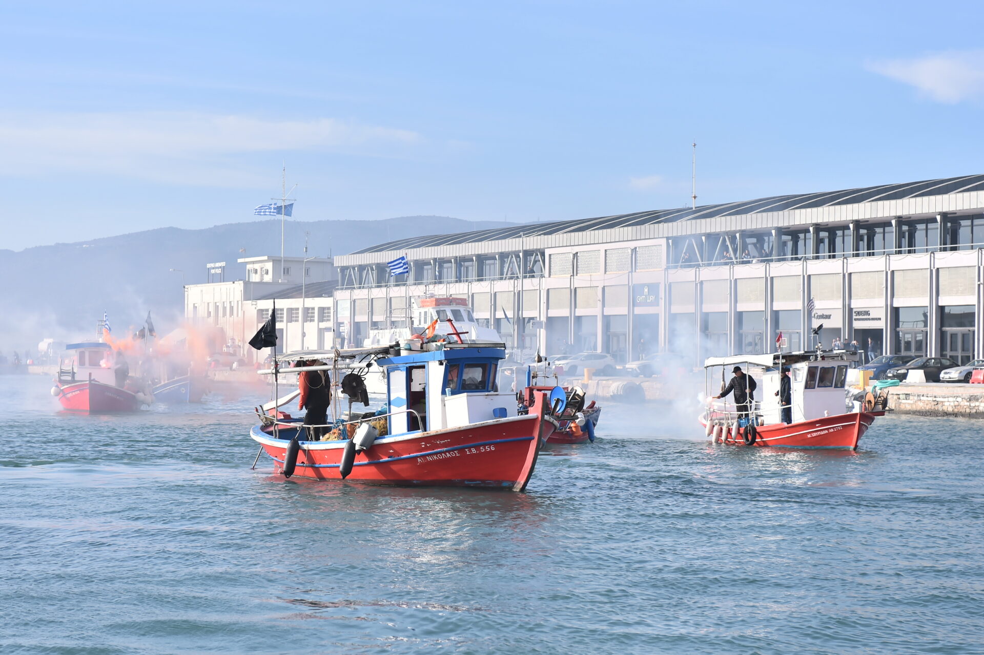 Βόλος: Τελεσίγραφο στους αγρότες να ανοίξουν το λιμάνι μέχρι τις 13:00 μετά από εισαγγελική παρέμβαση