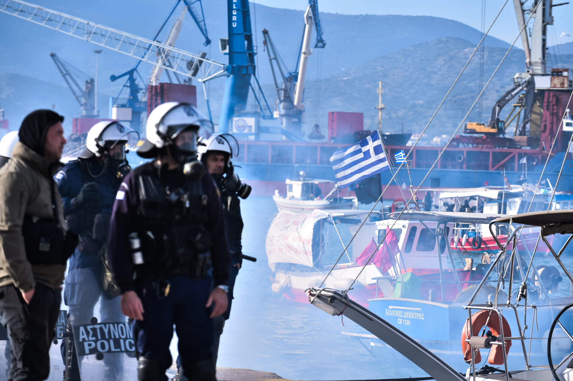 Αποχώρησαν από το λιμάνι του Βόλου οι αγρότες