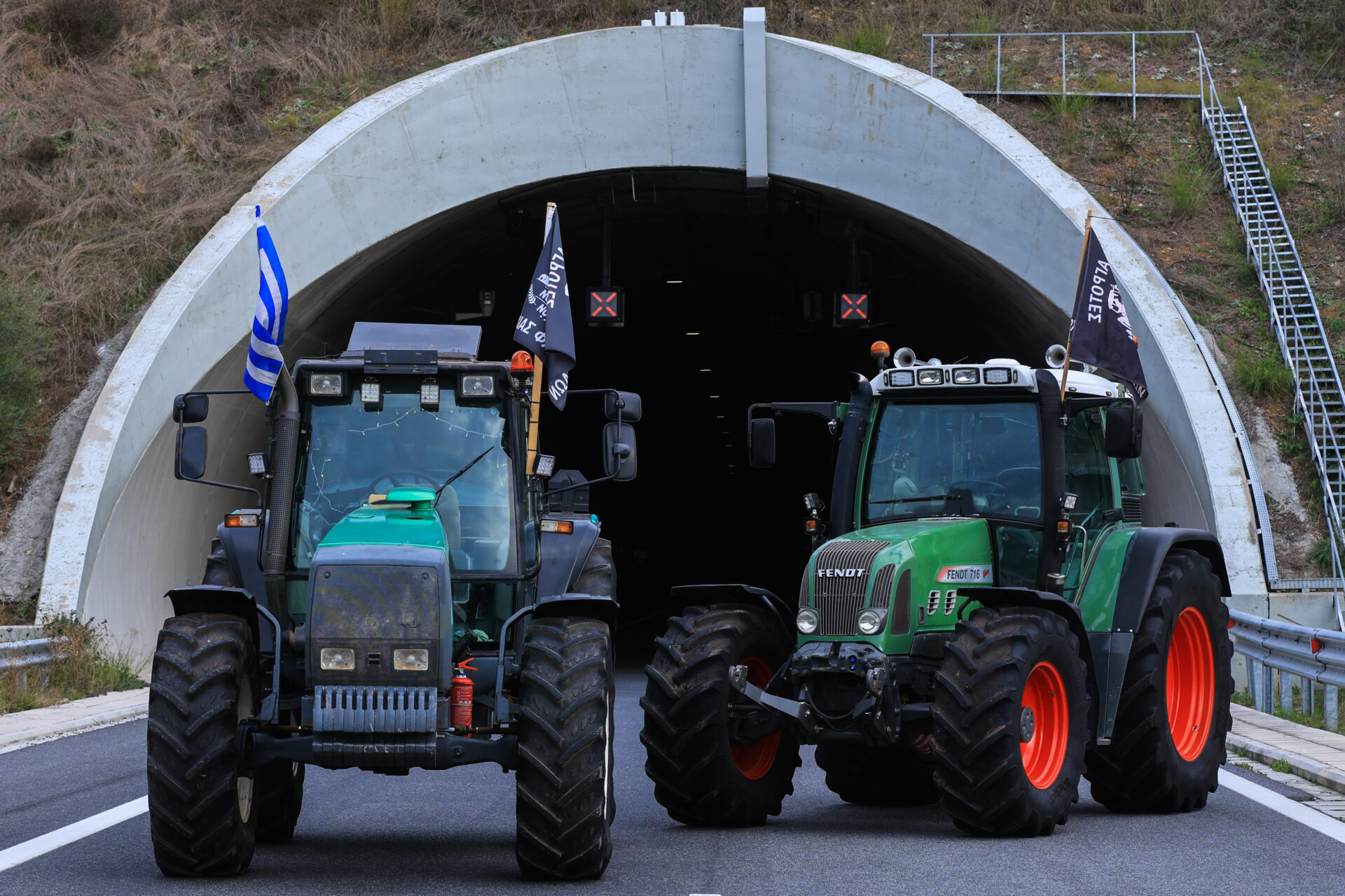 Σκληραίνουν τη στάση τους οι αγρότες: Νέα μπλόκα σήμερα