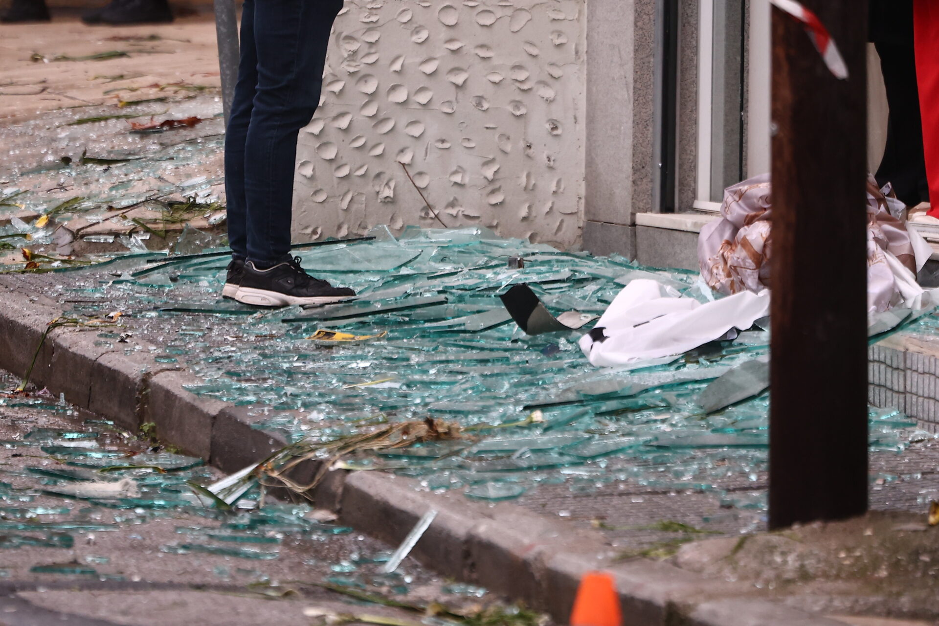 Το ελληνικό FBI ανέλαβε τις έρευνες για την έκρηξη στην τράπεζα – Τι εξετάζουν οι αρχές