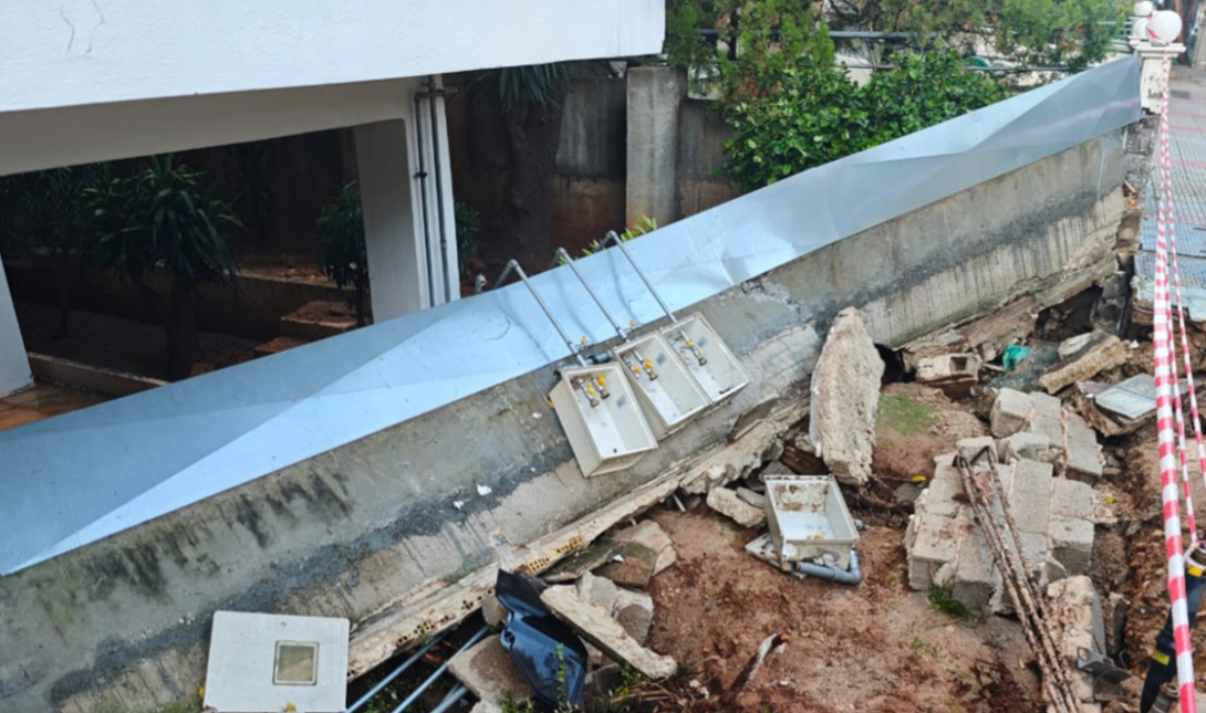 Κακοκαιρία στην Αττική: Κατέρρευσε μάντρα πολυκατοικίας – Παρασύρθηκαν και αυτοκίνητα