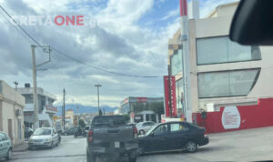 Ηράκλειο: Τροχαίο ατύχημα στη Λ. Κνωσού – Ι.Χ. «καρφώθηκε» σε αγροτικό – Δείτε εικόνες