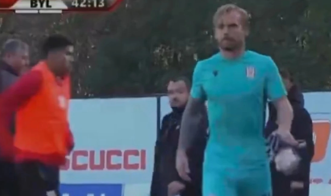 Απίστευτο περαστικό: Τερματοφύλακας έφυγε από το γήπεδο την ώρα του αγώνα – Δείτε βίντεο