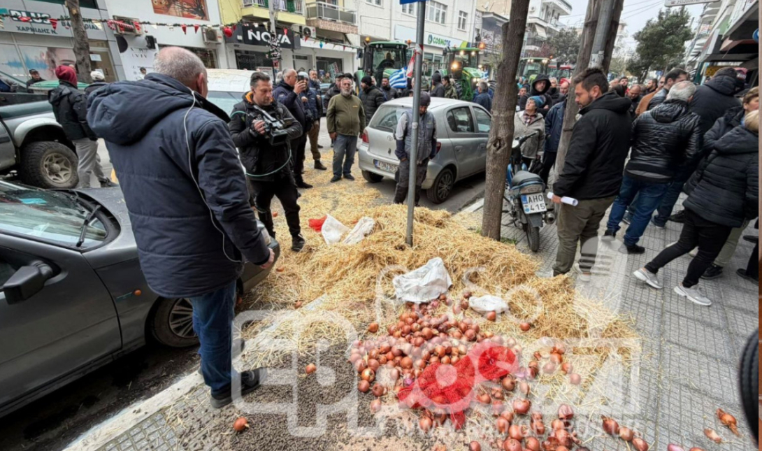 Κινητοποίηση στον Έβρο: Αγρότες πέταξαν σανό, γάλα και κρεμμύδια έξω από γραφεία βουλευτών της ΝΔ (βίντεο)