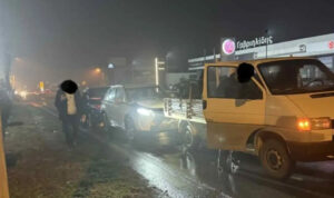 Σφοδρή σύγκρουση 3 οχημάτων στη Βέροια: Στο νοσοκομείο οικογένεια με 2 παιδιά