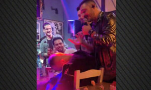 Τον πήρε ο ύπνος στο νυχτερινό κέντρο την ώρα που τραγουδούσε ο Δόξας – Δείτε το viral βίντεο