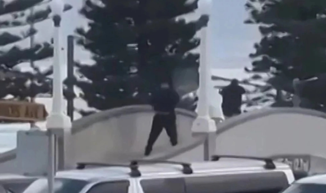 Τρομοκρατική επίθεση στην Αυστραλία: Η στιγμή που αστυνομικός πυροβολεί και σκοτώνει τον 50χρονο τρομοκράτη (βίντεο)