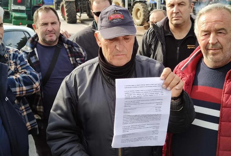 Η «λυπητερή» σε αγρότη την ώρα του μπλόκου (Βίντεο)