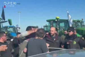 Ένταση στο αγροτικό μπλόκο στα Μάλγαρα: Οδηγός ΙΧ έπεσε πάνω σε τρακτέρ