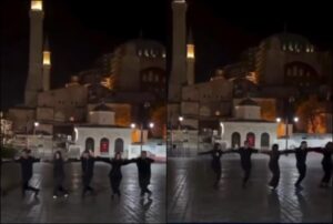 Έλληνες χόρεψαν χασάπικο μπροστά στην Αγία Σοφία: «Μεγάλη πρόκληση» το χαρακτηρίζουν οι Τούρκοι – Δείτε το βίντεο