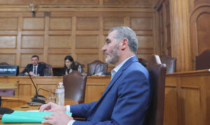 ΟΠΕΚΕΠΕ: Καταθέτει σήμερα στην Εξεταστική ο Μανόλης Χνάρης – Δείτε live