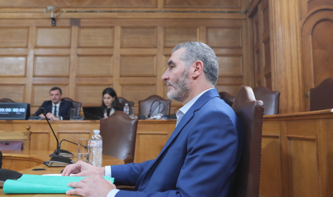 Μανόλης Χνάρης Εξεταστική