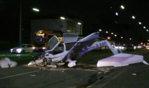 Τρόμος στη Γερμανία: Αεροπλάνο πραγματοποίησε αναγκαστική προσγείωση σε πολυσύχναστο δρόμο – Δείτε βίντεο