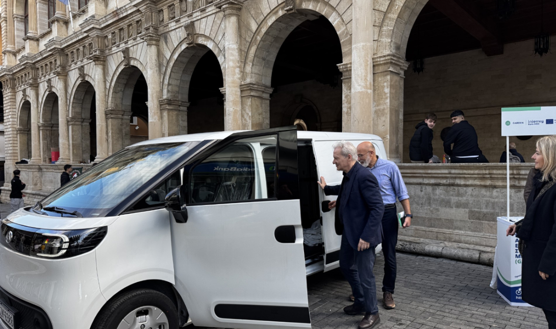 Ηράκλειο: Νέο ηλεκτρικό βαν διανομής προϊόντων που θα διατεθεί στους εμπόρους της Κεντρικής Αγοράς παρέλαβε ο Δήμος
