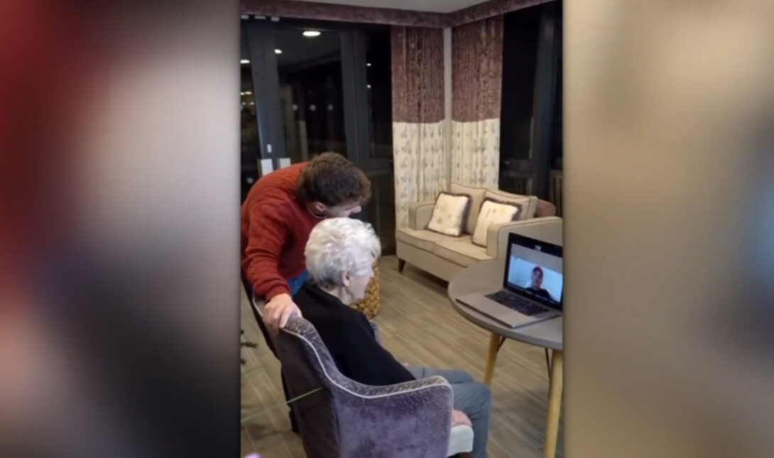 Η συγκινητική έκπληξη των Χριστουγέννων του Ρόμπι Γουίλιαμς σε 94χρονη θαυμάστριά του (βίντεο)